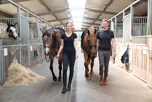 Reiter Anne und Martin mit Pferden